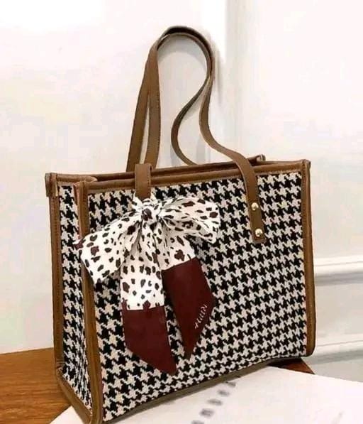 Fashionable women handbags