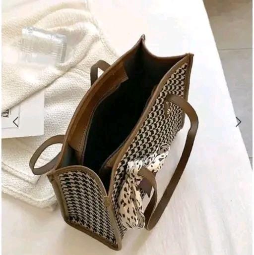 Fashionable women handbags