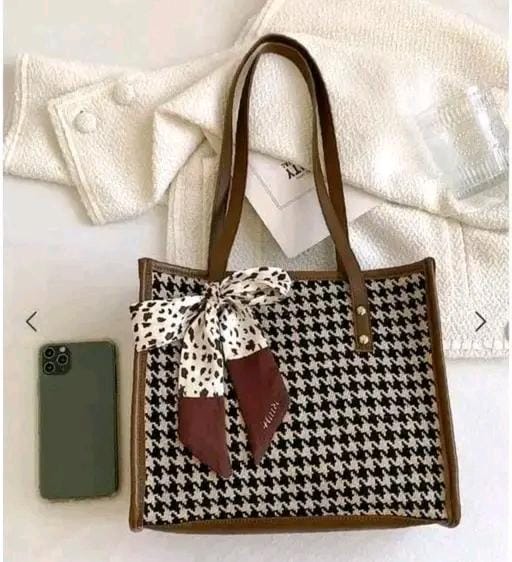 Fashionable women handbags