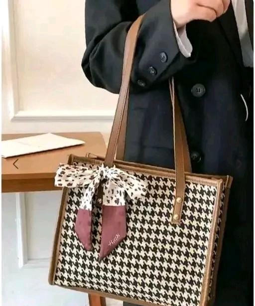 Fashionable women handbags