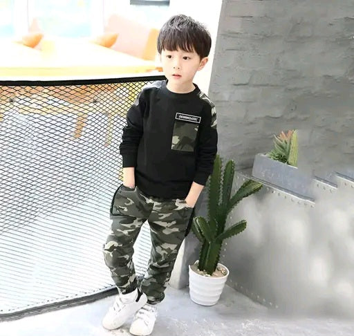 Boys army T-shirt and pant pair in best look